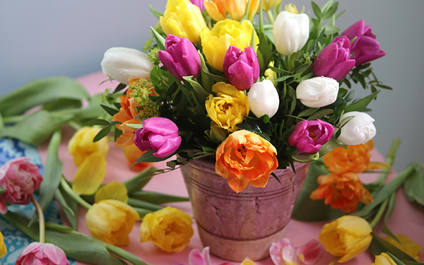 Pääsiäistulppaanit ja pääsiäiskimput kukkalähetys