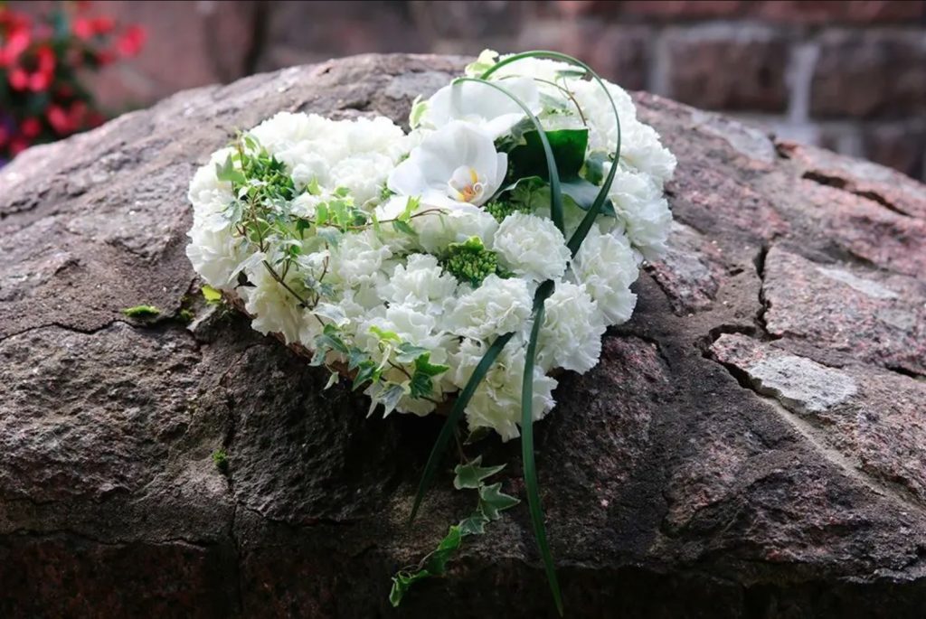 hautajaiskukkien etiketit ja käytäntö