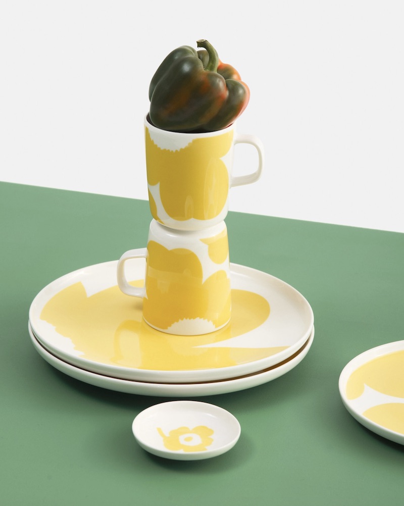 Pääsiäiskattaus keltaisilla Marimekko Iso Unikko astioilla